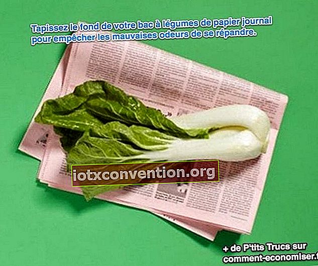 fodra botten på kylskåpets grönsakslåda för att eliminera dålig lukt