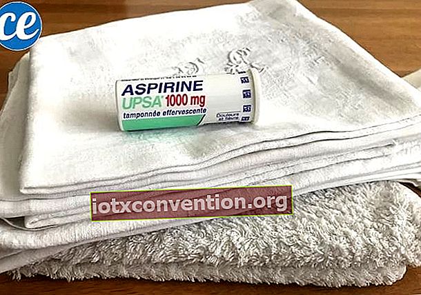 Sebuah tabung aspirin UPSA diletakkan di atas tumpukan lembaran putih untuk memutihkannya