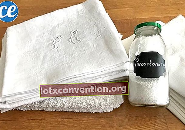 Una bottiglia di percarbonato di sodio per sbiancare le lenzuola bianche