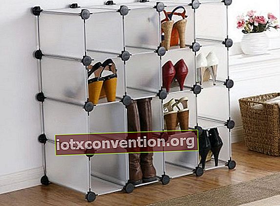 en modulär plasthylla för förvaring av skor