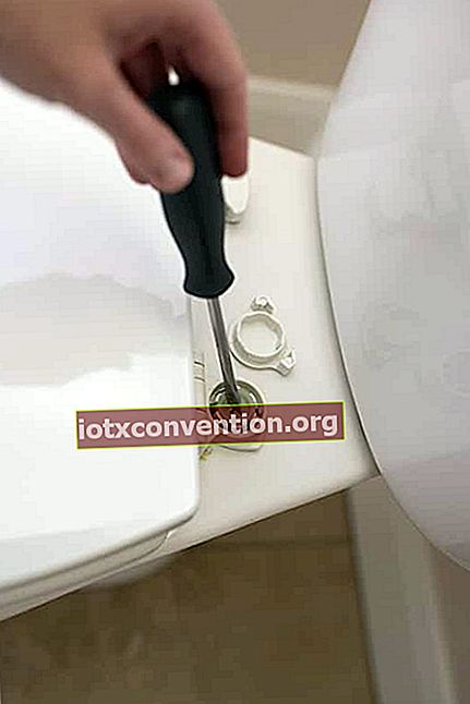 Lösen Sie die Schrauben des Toilettensitzes, um ihn gut zu waschen