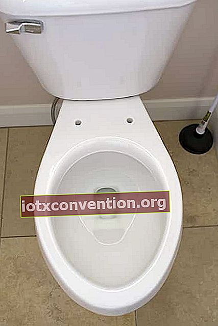 Die Toilette wird zerlegt, um sie überall gut zu waschen und den Toilettensitz zu reinigen