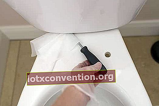 Desinfizieren Sie die Unterseite der Toilette mit Tüchern
