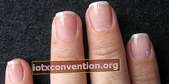 Esiste un modo economico per sbiancare le unghie?