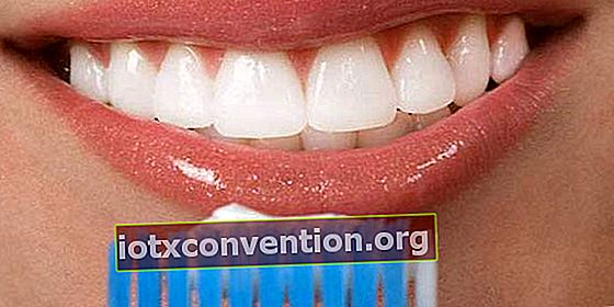 과산화수소로 치아를 희게하는 방법?