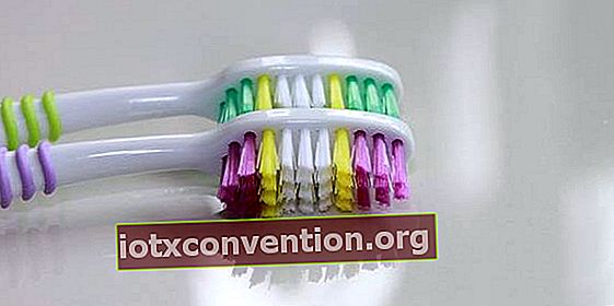 Hur desinficerar man en tandborste?