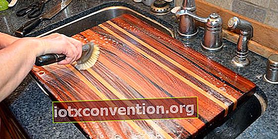 Bagaimana cara membasmi kuman papan pemotong dengan hidrogen peroksida?