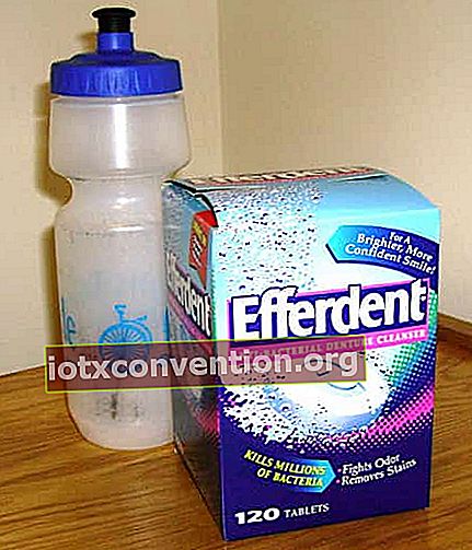 bersihkan botol dengan tablet effervescent