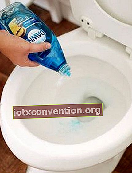 น้ำยาล้างจานเพื่อขจัดสิ่งอุดตันในห้องน้ำ