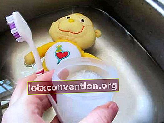 sauberer Kinderplüsch leicht desodorieren