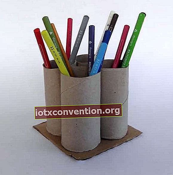 pemegang pensel dibuat dengan gulungan kertas tandas
