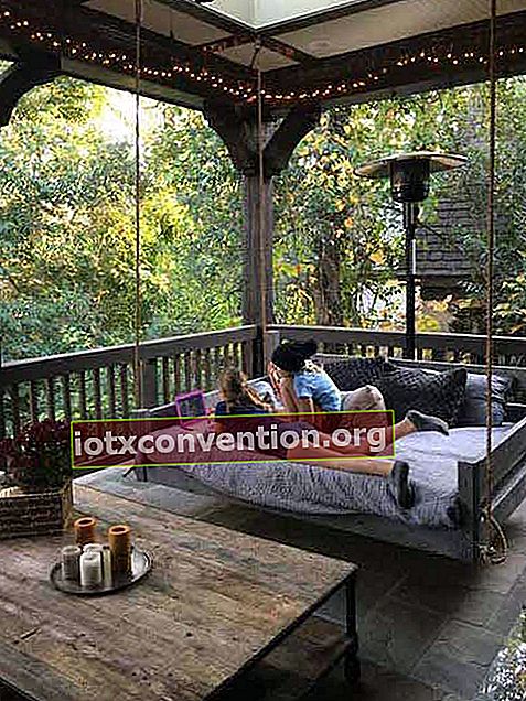 ein hängendes Bett auf einer Terrasse installiert