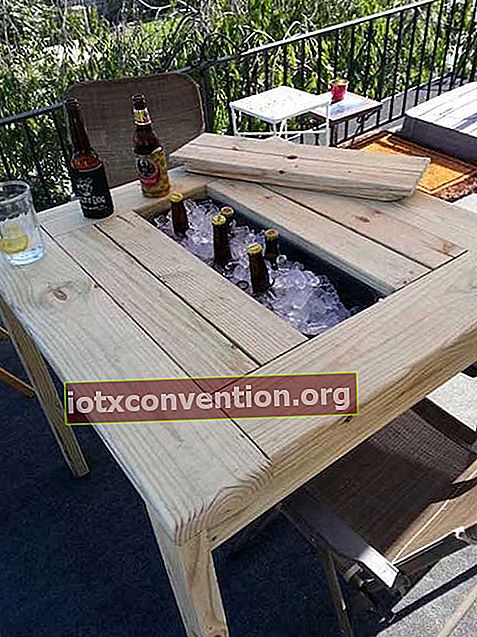 Ein Tisch zum Mittagessen auf der Terrasse mit integriertem Raum zum Kühlen von Getränken