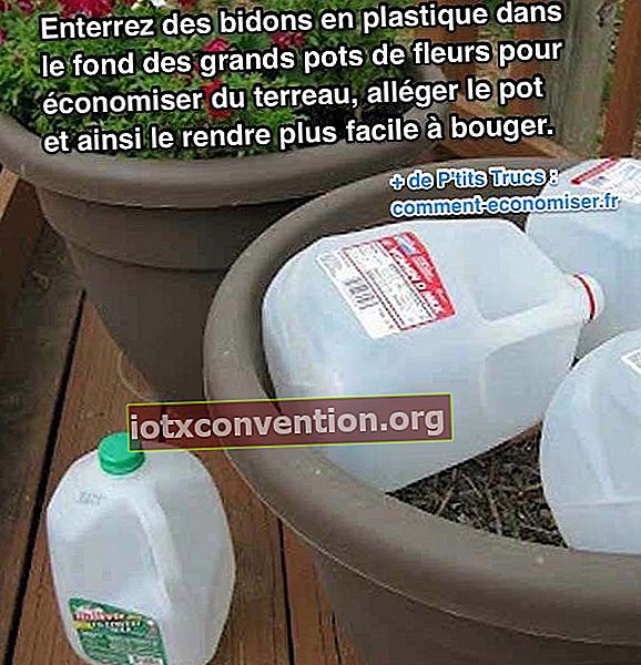 kaleng plastik ditempatkan di bagian bawah pot untuk menggunakan lebih sedikit tanah