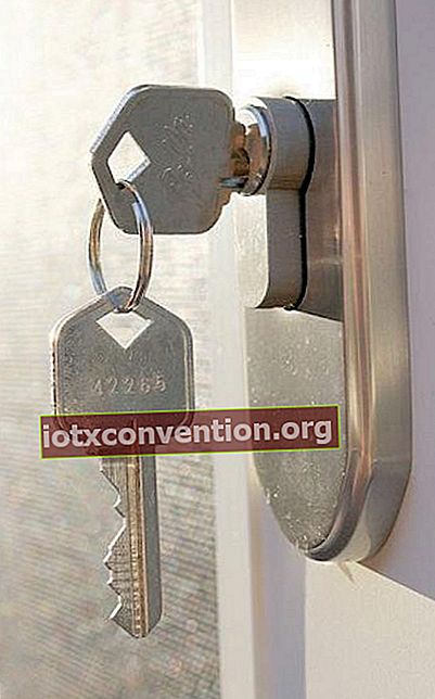 un mazzo di chiavi in ​​una serratura
