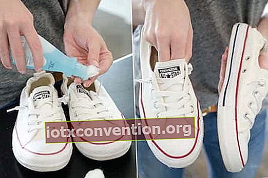 ใช้น้ำยาล้างเล็บเพื่อทำความสะอาดคราบสกปรกบนรองเท้าผ้าใบสีขาว