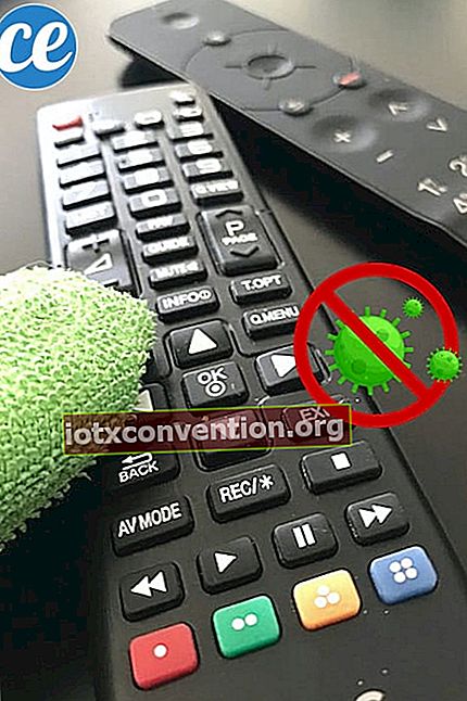 Kain hijau yang dibasahi cuka putih untuk membersihkan dan mendisinfeksi remote control