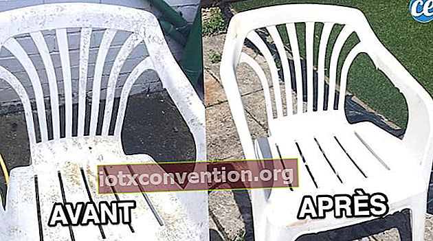 Ein weißer Plastikstuhl links und ein sauberer Stuhl nach der Reinigung