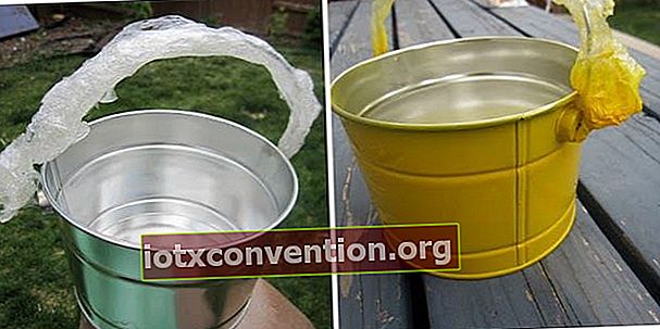 Sendokkan sendok cuka putih di atas ember agar catnya lebih menempel