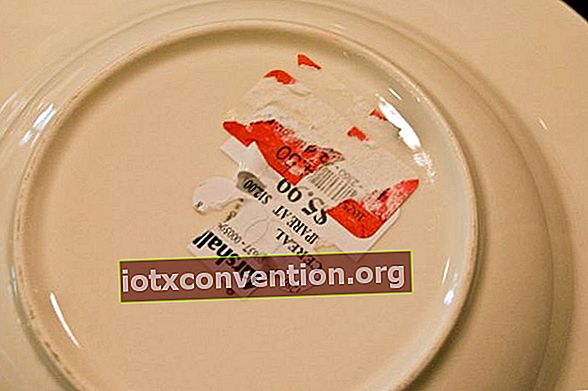 Verwenden Sie weißen Essig, um das Etikett von einem Teller zu entfernen