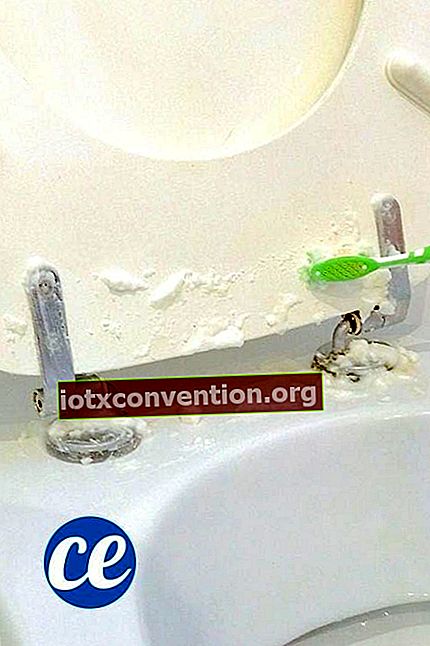 Ein Trick, um schlechte Gerüche in der Toilette mit Backpulver und Zitronenpaste zu entfernen
