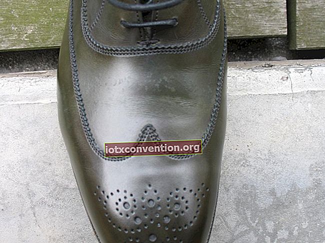 スエードの靴から雨の汚れを簡単にきれいにする方法は？