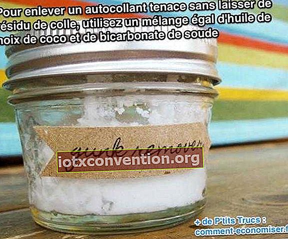Verwenden Sie eine Mischung aus Kokosöl und Backpulver, um ein Etikett aus einem Glas zu entfernen