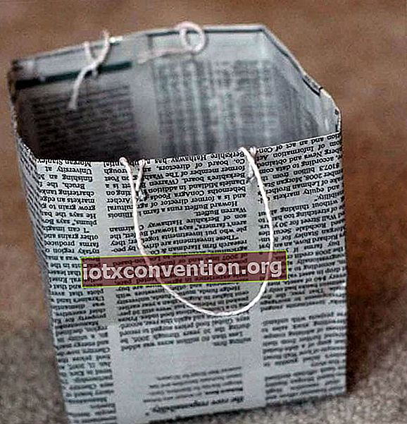 mach eine Tasche mit alten Zeitungen