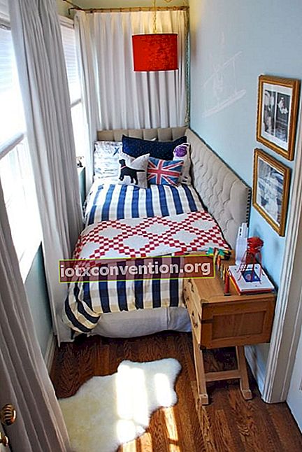 kamar tidur kecil dengan tempat tidur kecil untuk membaca