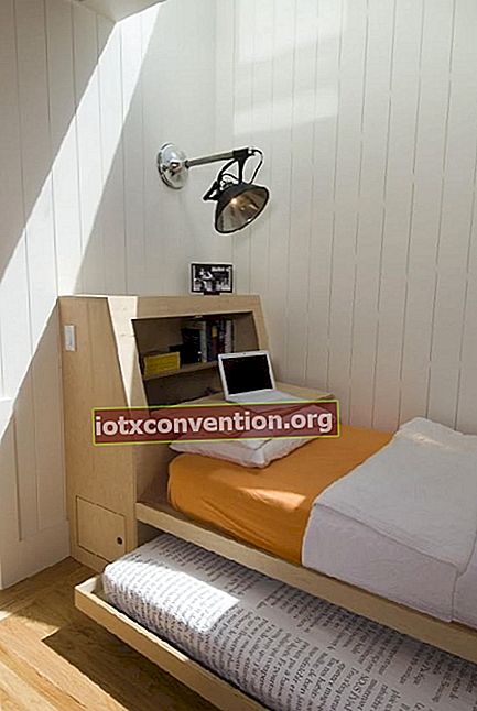minimalistisches Schlafzimmer mit Doppelbett auf kleinstem Raum