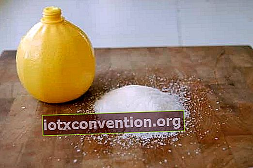 洗浄用の塩とレモンのまな板