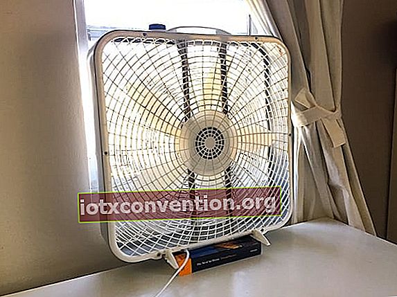 Bist du zu heiß Stellen Sie Ihren Ventilator vor das Fenster, um einen garantiert kühlen Effekt zu erzielen.