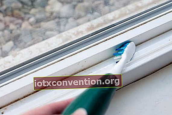 Gunakan sikat gigi bekas untuk membersihkan jejak jendela.