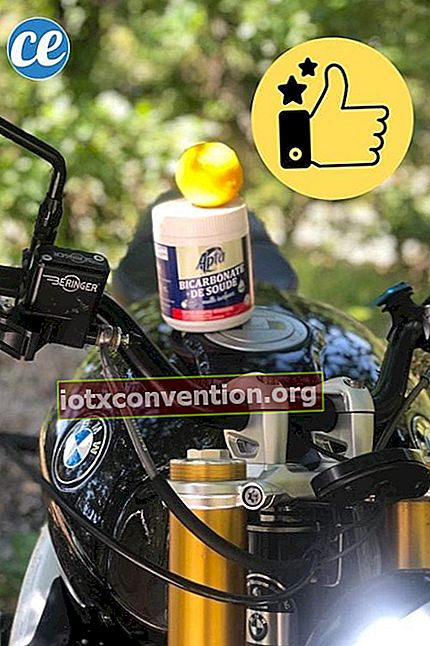 Soda kue dan lemon untuk membersihkan sepeda motor