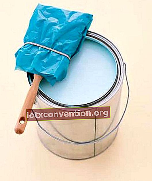 페인트 붓을 비닐 봉지에 싸서 굳는 것을 방지하십시오.