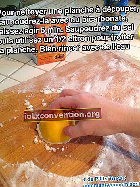 레몬을 사용하여 도마를 청소하십시오.