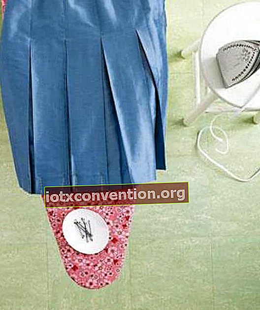 Untuk menyetrika lipatan rok, gunakan jepit rambut.