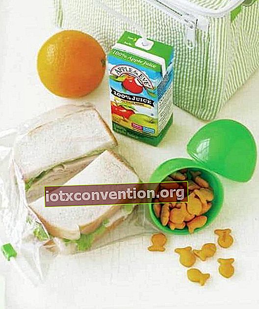 Gunakan telur Paskah plastik untuk membawa makanan ringan.
