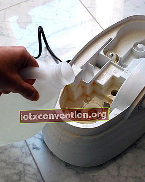 Gießen Sie weißen Essig ein, um das Luftbefeuchtergerät zu desinfizieren