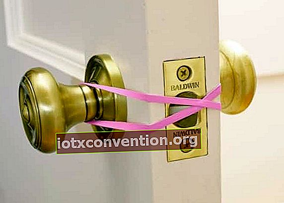 mencegah pintu terbanting dan menutup secara elastis
