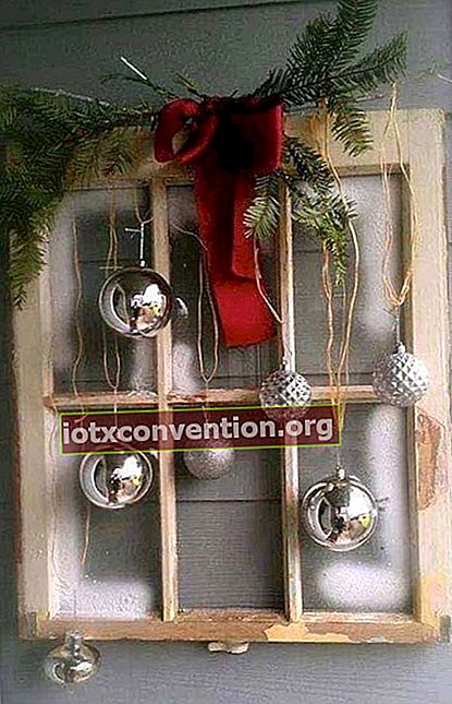 Weihnachtsdekoration mit Holzfenster