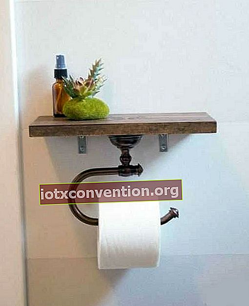 Tempat kertas toilet DIY dengan rak