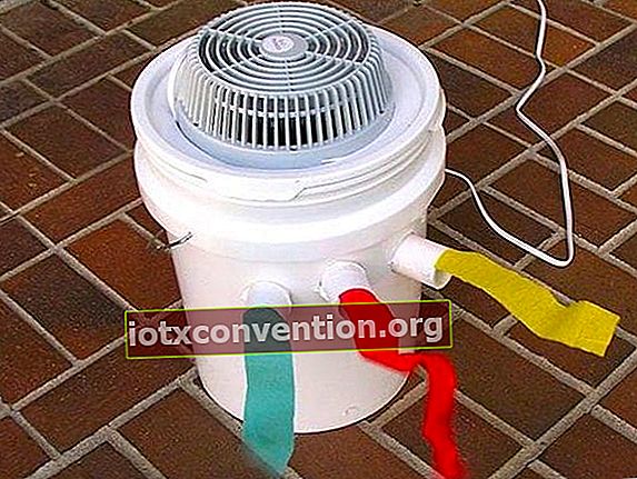 Hausgemachte Klimaanlage mit einem Plastikeimer und einem Ventilator.