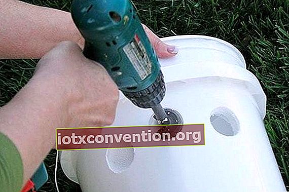 Bor yang menusuk baldi styrofoam untuk membuat penyaman udara rumah.