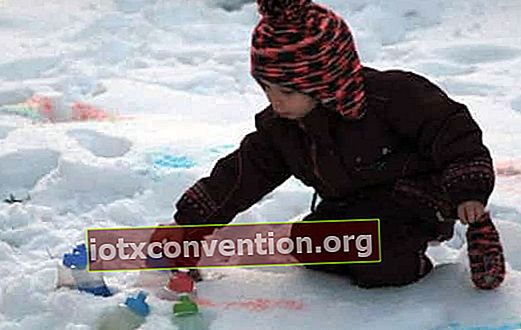 雪の中でペンキを遊んでいる子供