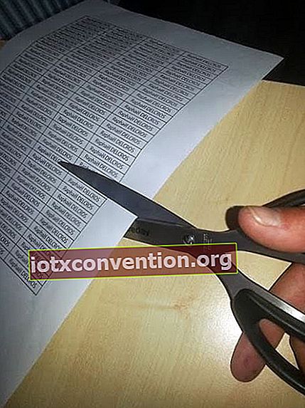 Come realizzare l'etichetta del materiale scolastico: tagliare con le forbici
