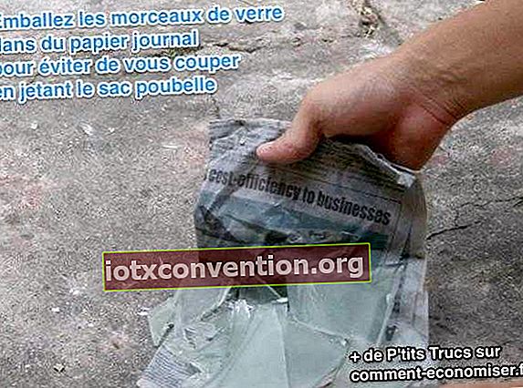 Wickeln Sie die Glasstücke in eine Zeitung, um zu vermeiden, dass Sie sich beim Herauswerfen des Müllsacks schneiden