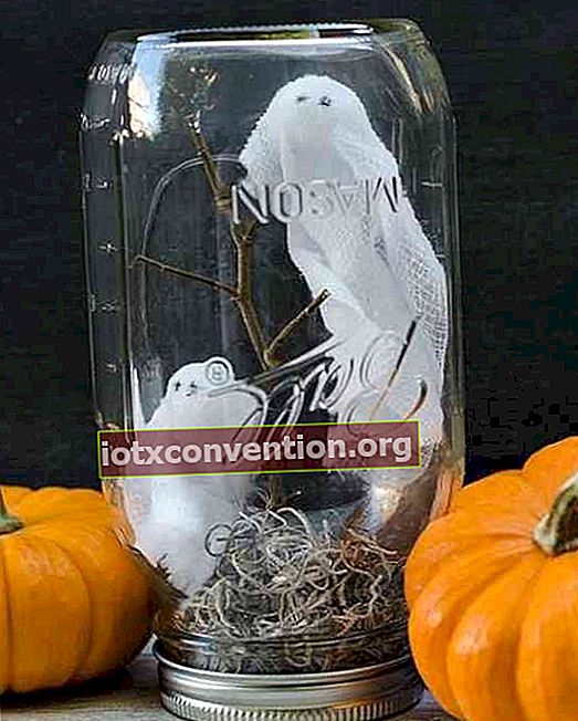 Machen Sie eine Dekoration für Halloween mit einem Glas