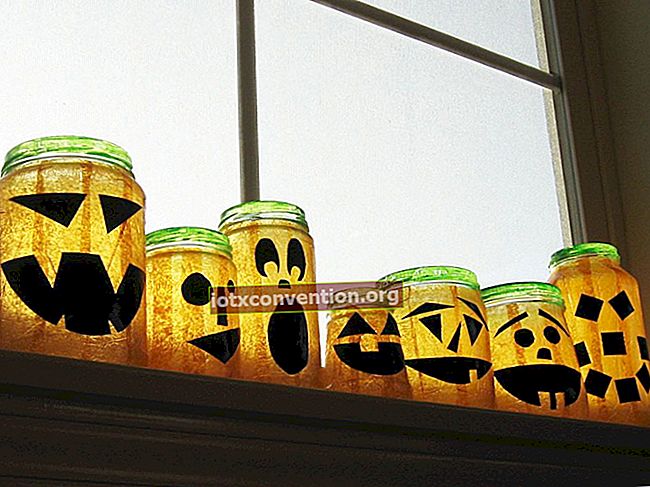 29 modi intelligenti per usare barattoli di vetro per Halloween.