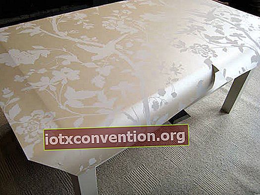 Tahukah anda bahawa dengan gam semburan anda boleh merekatkan kertas dinding untuk menghias meja anda?